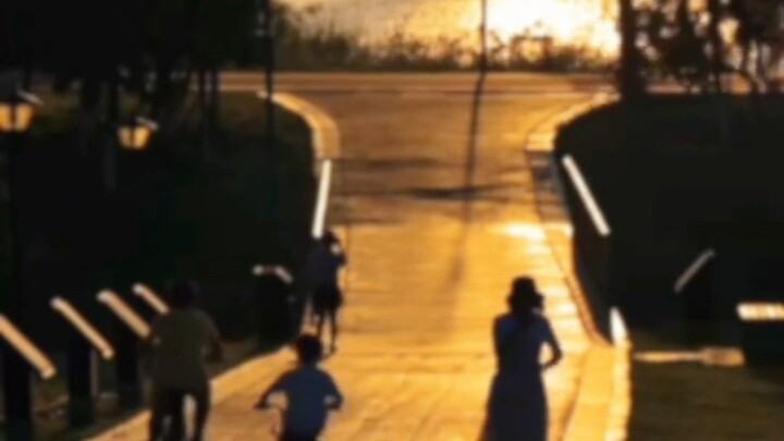 “Nếu bạn gặp mẹ mình lúc 18 tuổi mặc váy, bạn sẽ nói gì với bà?”