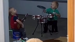 Lớn lên giống mẹ 👩‍🏫 | Cô bồi bàn trẻ nhất ❤ | Thành lập ban nhạc khi còn mặc tã 🎸 | Đọc sách dưới m