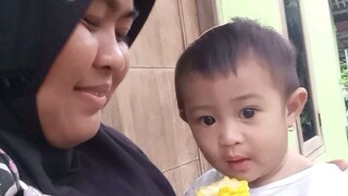senangnya bayi makan jagung