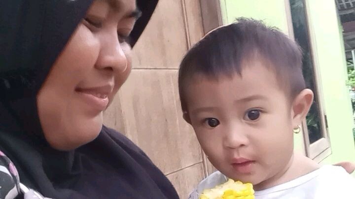 senangnya bayi makan jagung