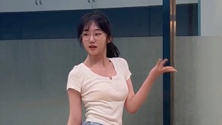 Học sinh cấp 3 16 tuổi nhảy “I AM”