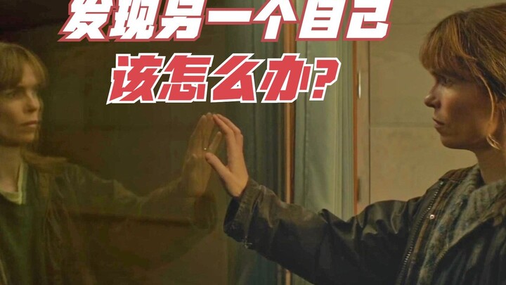 Seorang wanita sedang bercermin, tiba-tiba bayangannya di cermin mulai bergerak. Film misteri epik “