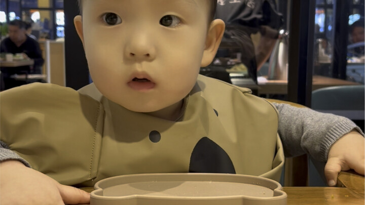 Apa saja yang bisa dimakan oleh bayi berusia satu tahun lebih saat makan hot pot?