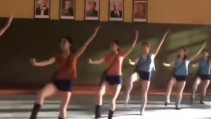 Perbandingan tari Fanghua dengan tari asli para wanita milisi padang rumput