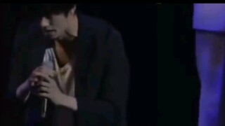 การแสดง "Bao Sheng ↘ Forever ↗ Dream ↘" บนเวที