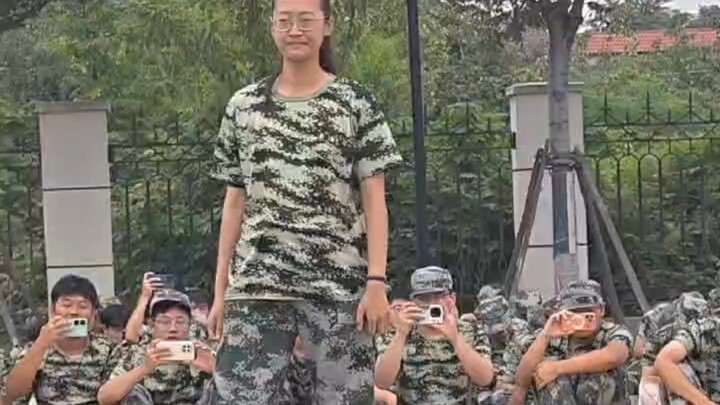 عرض الأداء في التدريب العسكري: العلكة