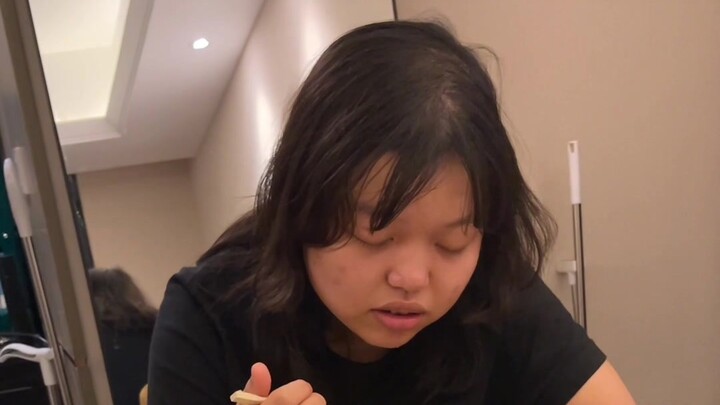 Sau khi ăn bữa ăn nhẹ lúc nửa đêm này, ngày hôm sau ai cũng tăng ba pound. Không, cảm ơn.