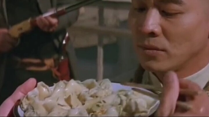 The old man fed Huang Feihong dumplings at the execution ground and secretly hid a razor blade insid