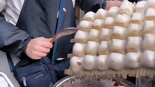 Bạn đã bao giờ thử món đậu phụ mốc thơm ngon được bán ở chợ chưa?