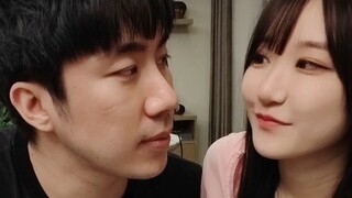 لقد كبرت الآن، حان الوقت لتساعد صديقتك في غسل شعرها.