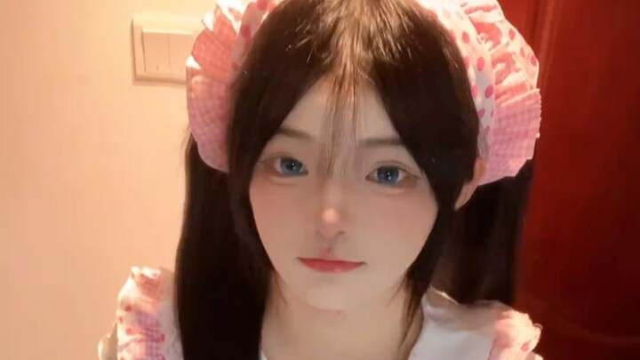 ها قد أتت طاهية السحر الصغيرة (>ω<)