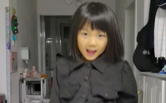 Yuanyuan comes with her brisk steps!