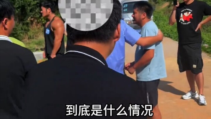 The police finally arrived! Villagers in Jinfeng went door-to-door to verify and question residents,