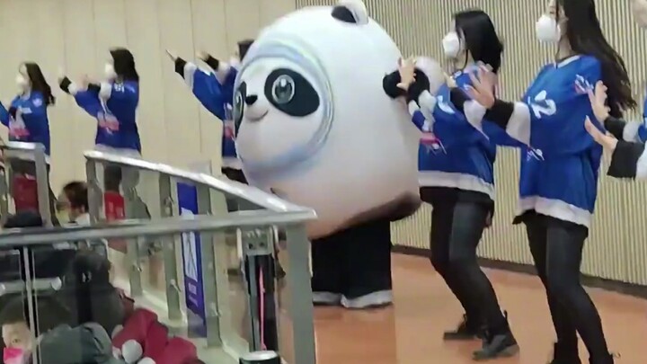 Wow! Top star Dun Dun dances in the center position!