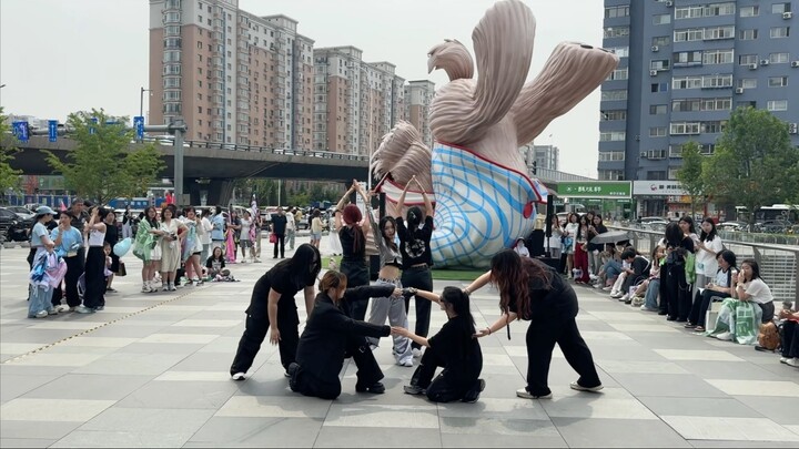 6.1 Roadshow | The first-ever car-based roadshow with backup dancers for “Kaleidoscope”! So explosiv