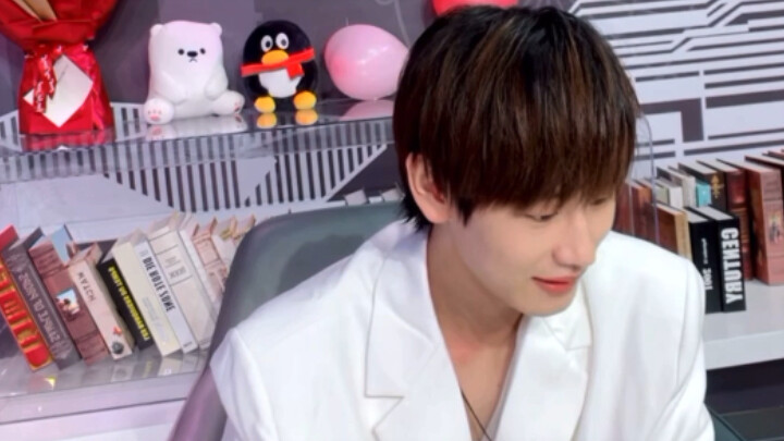 ไลฟ์สดวันเกิดของ AK หลิวจางไม่ลืมชมการเต้นบัตเทิลสตรีทแดนซ์ของจ้านต๋า