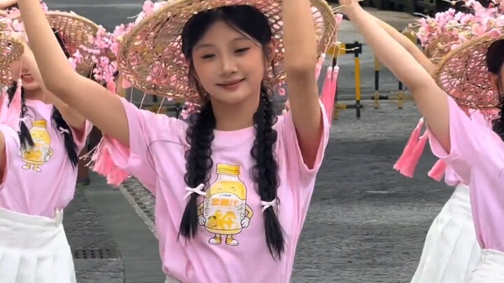 Meizhou Cheerleading Squad (Flowers may look alike, but the people are different. April 11–May 23: P