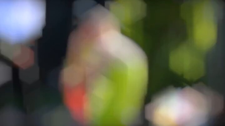 Betapa dia berharap sahabatnya tiba-tiba muncul sambil tertawa terbahak-bahak: “Ternyata kamu benar-