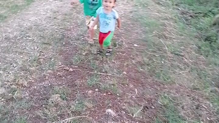 kawawa naman ang mga batang to panoorin nyu hanggang dulo anu mang yari sa mga bata😓😓