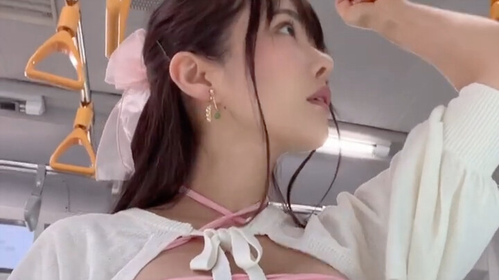 Một mình đi tàu điện