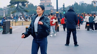 拜拜歌又来啦！大雁塔前的魔性机械舞🤣#魔性舞蹈 #机械舞