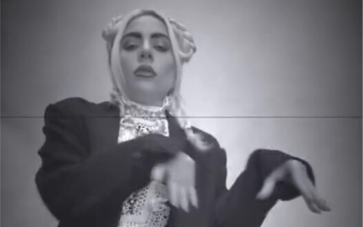Đây hoàn toàn là điệu nhảy của Gaga, được chứ? Nó rất hợp với cô ấy.