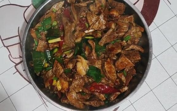 A 92-born guy living alone in the suburbs: With a salary of 8K, he sets aside 7K for savings after r