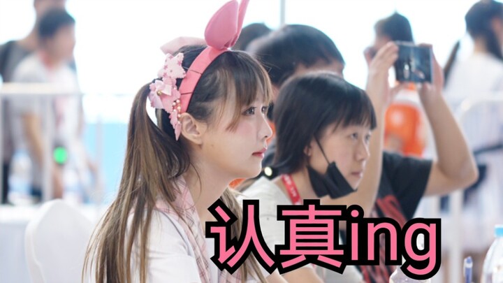 【Kari】Aku nonton komunitas cosplay di acara cosplay Xi’an menari lagu “AIAIAI” dengan kostum emoji s