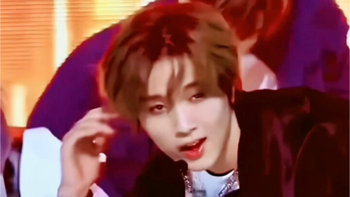 “Là bảo bạn kiểm soát biểu cảm, chứ không phải là bỏ bùa.”