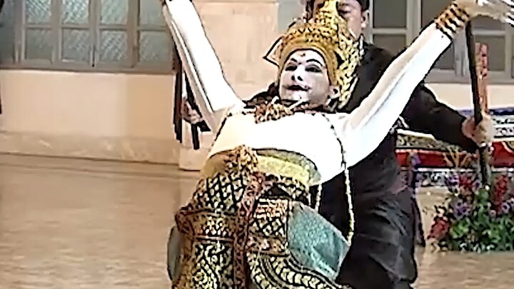 Gerakan Hanuman sempurna penuh nilai; ketika seni khas nasional Thailand berkelas tinggi, Khon, bert