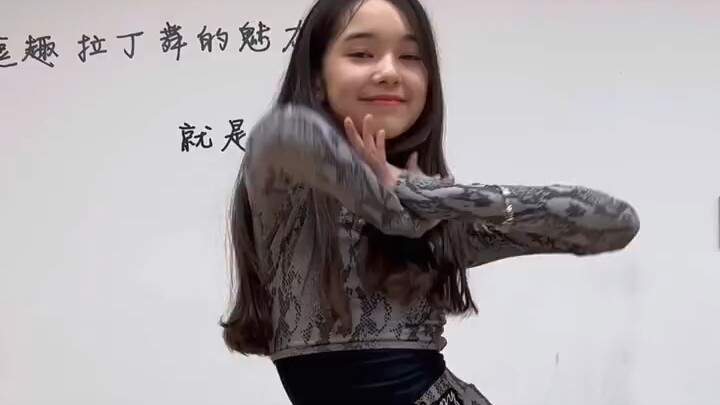 小女生跳拉丁舞