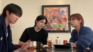 في تجمعات الأكل الجماعي هذه، ما زال تشيه لي لم يُفَكِّر بعد في موضوع الشهر القادم، بينما شوا قد حجز 