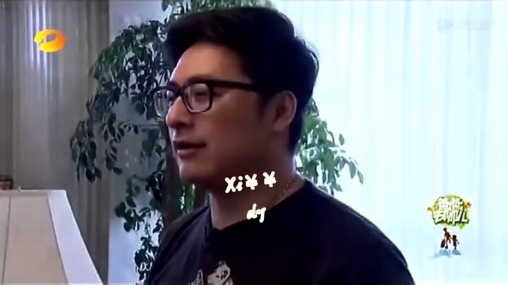 Young Wang Shiling dances in front of the TV, and Wang Yuelun and Li Xiang watch her with such dotin