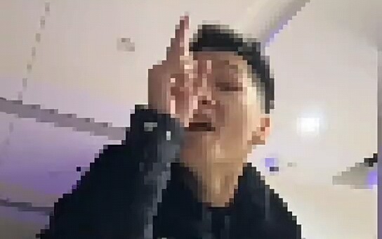 جعلت شرطي البلدة الصغير عاجزًا عن الكلام.