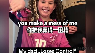 女儿在爸爸面前唱原创歌曲