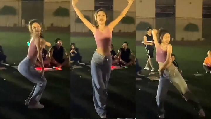 [Remix]Cute girl dancing on the playground|<Senorita>