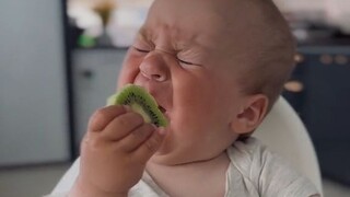 小宝宝试吃猕猴桃，被酸出表情包了也不肯松手，这味道好上头啊！