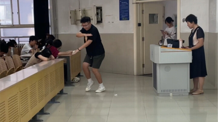 Mahasiswa memang mudah gila.