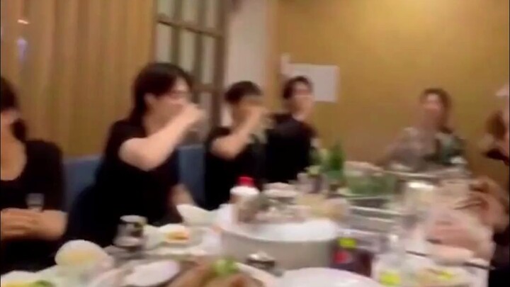 นึกว่าเป็นราชาแห่งโซเชียล ไม่คิดเลยว่าเหวินจวิ้นฮุยจะอินเทรนด์ขนาดนี้ เหล้าขาวจีนครองโลกแล้ว 😁