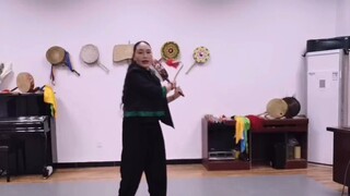 صف المعلمة زه جي "ملكة رقص التبت الحر" "الخصائص الفنية لرقصة التبت الحر ونقاط التدريب الأساسية"
