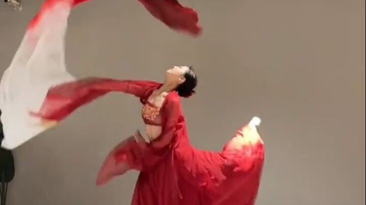 山茶花白野棠红 |写意东方的中国红舞蹈服