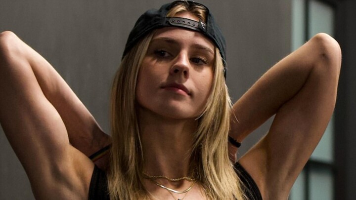 الأخت الصغيرة تُظهر آثار التدريب