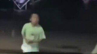 Kelas lima membantu kakek menarik truk sampah larut malam