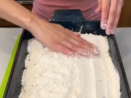 Makanan Siap Saji Buatan Ibu Kulit Putih