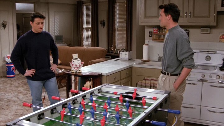 "Joey, phụ nữ không có yết hầu"
