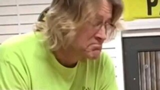 เด็กน้อยพยายามขาย "กล่องปริศนา" ให้เจ้าของร้าน