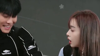 Trực tiếp để lộ ngực? Không cần số nữa à?