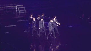 This dance of EXO is unique among the current boy groups. Only they can do this kind of movement.