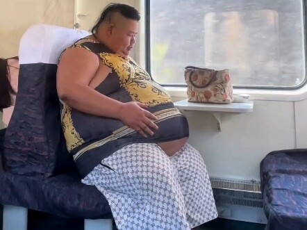 เหลียงจื่อพุงใหญ่ซื้อตั๋วรถไฟสองใบตรงนี้