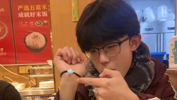 有个同学好像有点不开心了